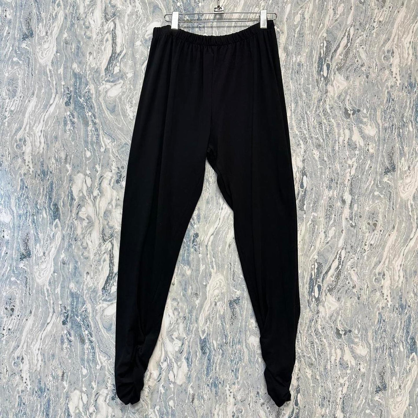 Basic black leggins with ruched ankles (M)