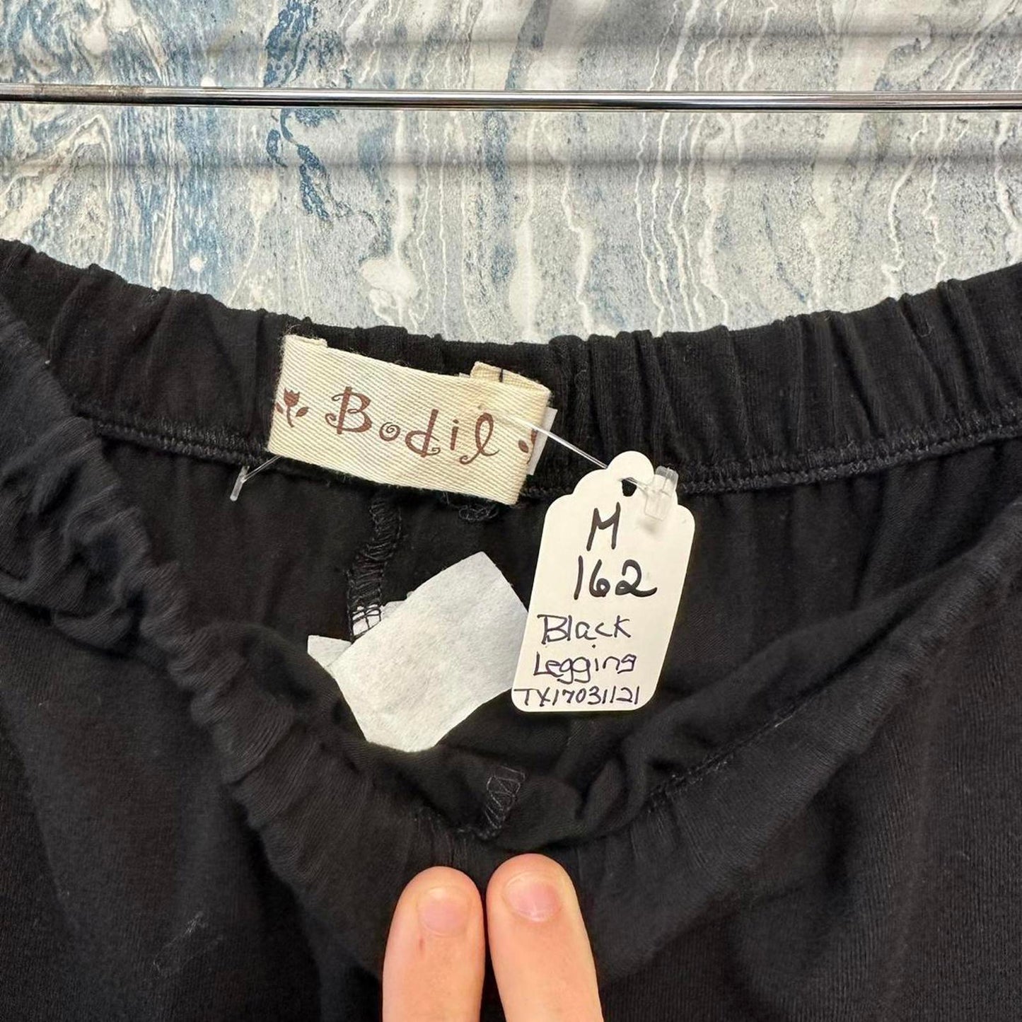 Basic black leggins with ruched ankles (M)