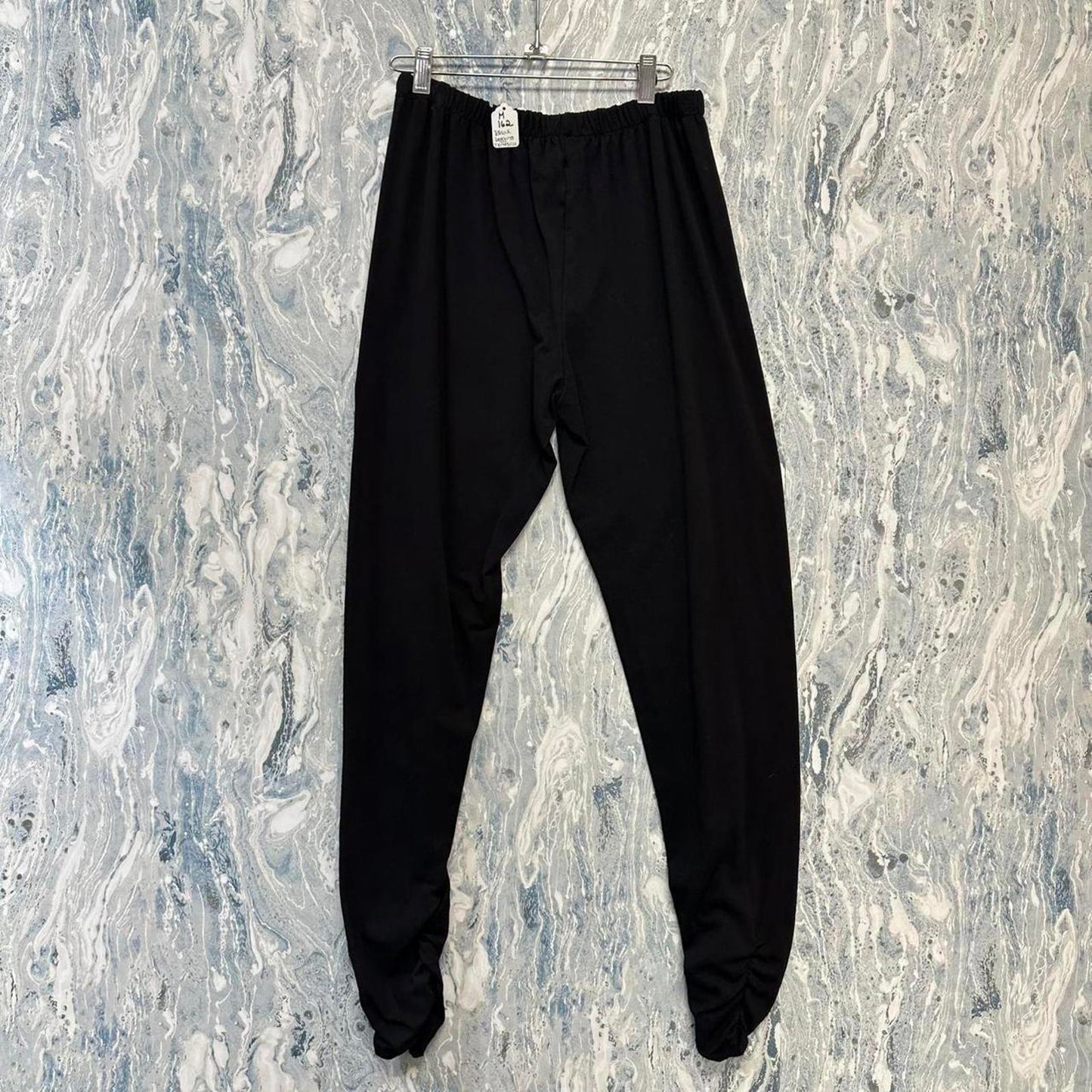 Basic black leggins with ruched ankles (M)