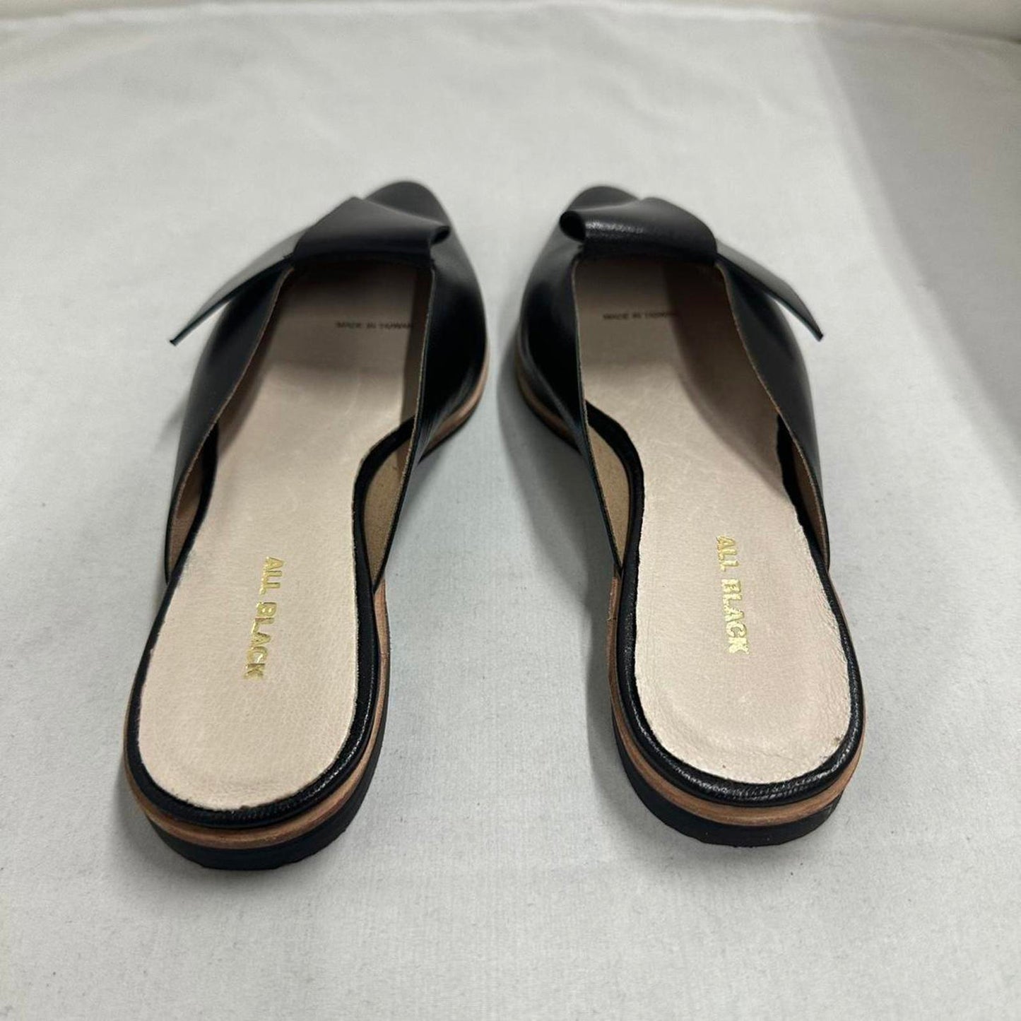 Contemporary Chic Black Leather Half Bow Mule Slides (5.5)