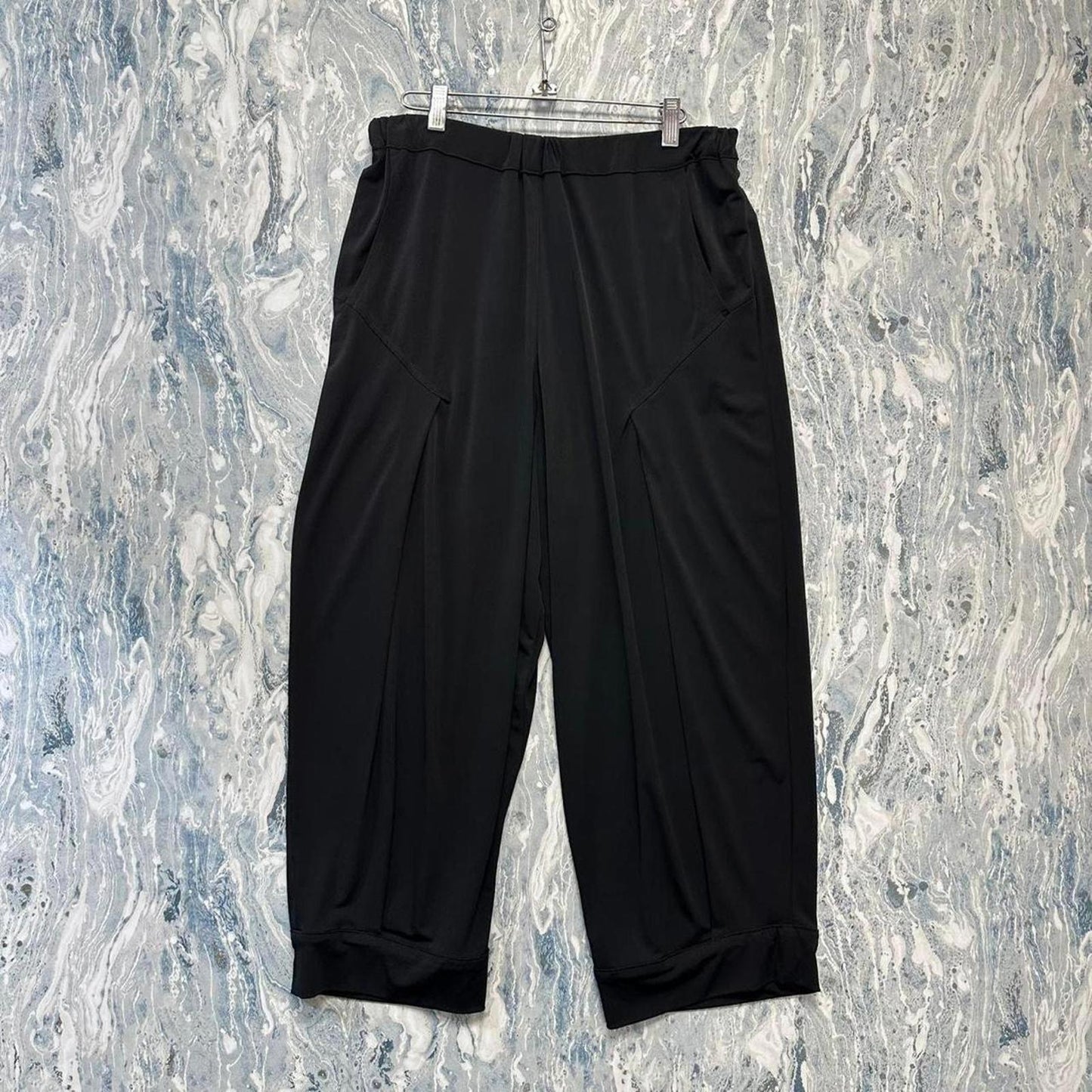 Minimalist black pleated boho pants (1)