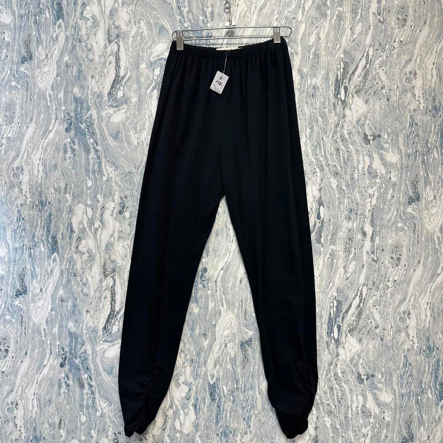 Basic black leggins with ruched ankles (S)
