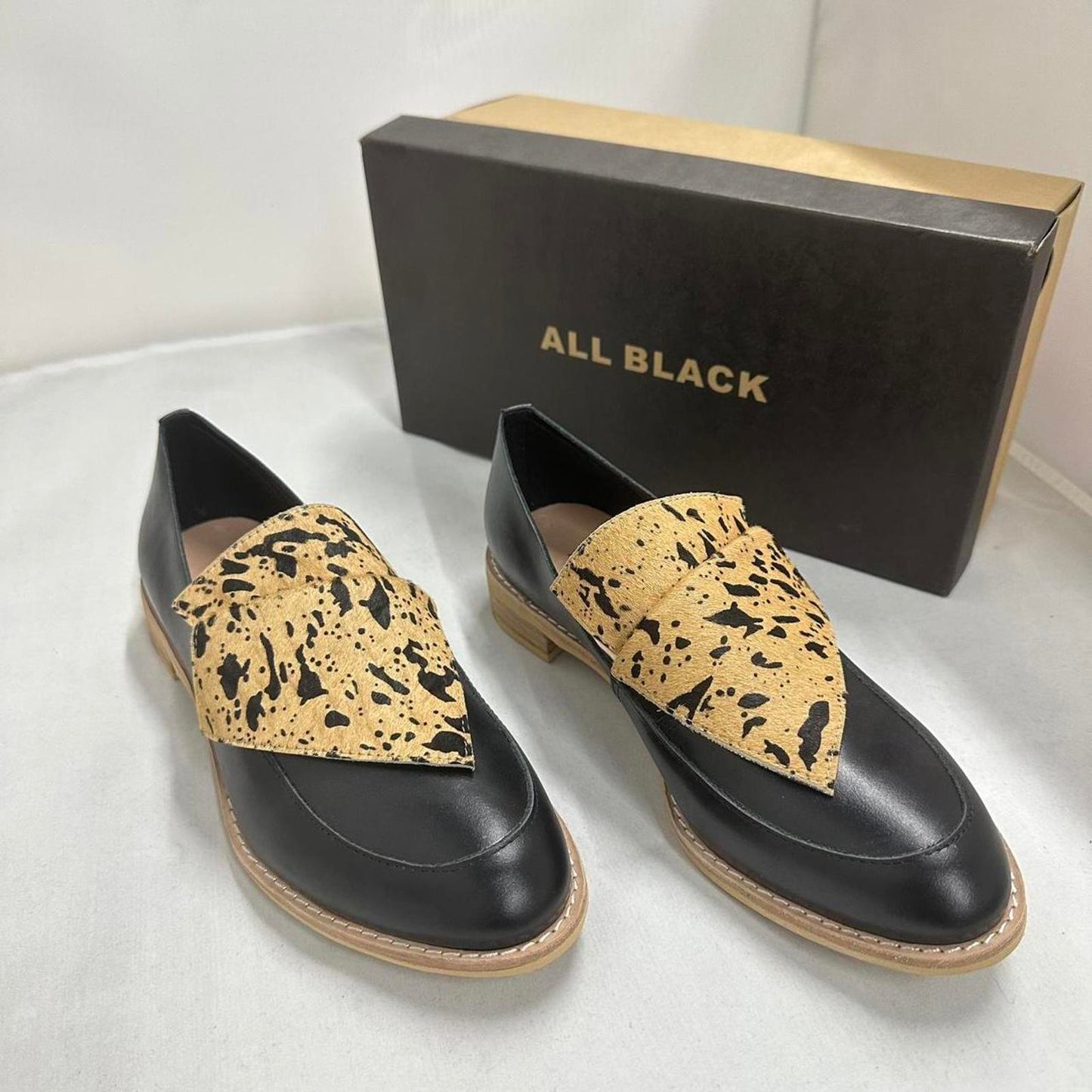 Chic Flatbow Cowman Black & Tan Loafers (38)