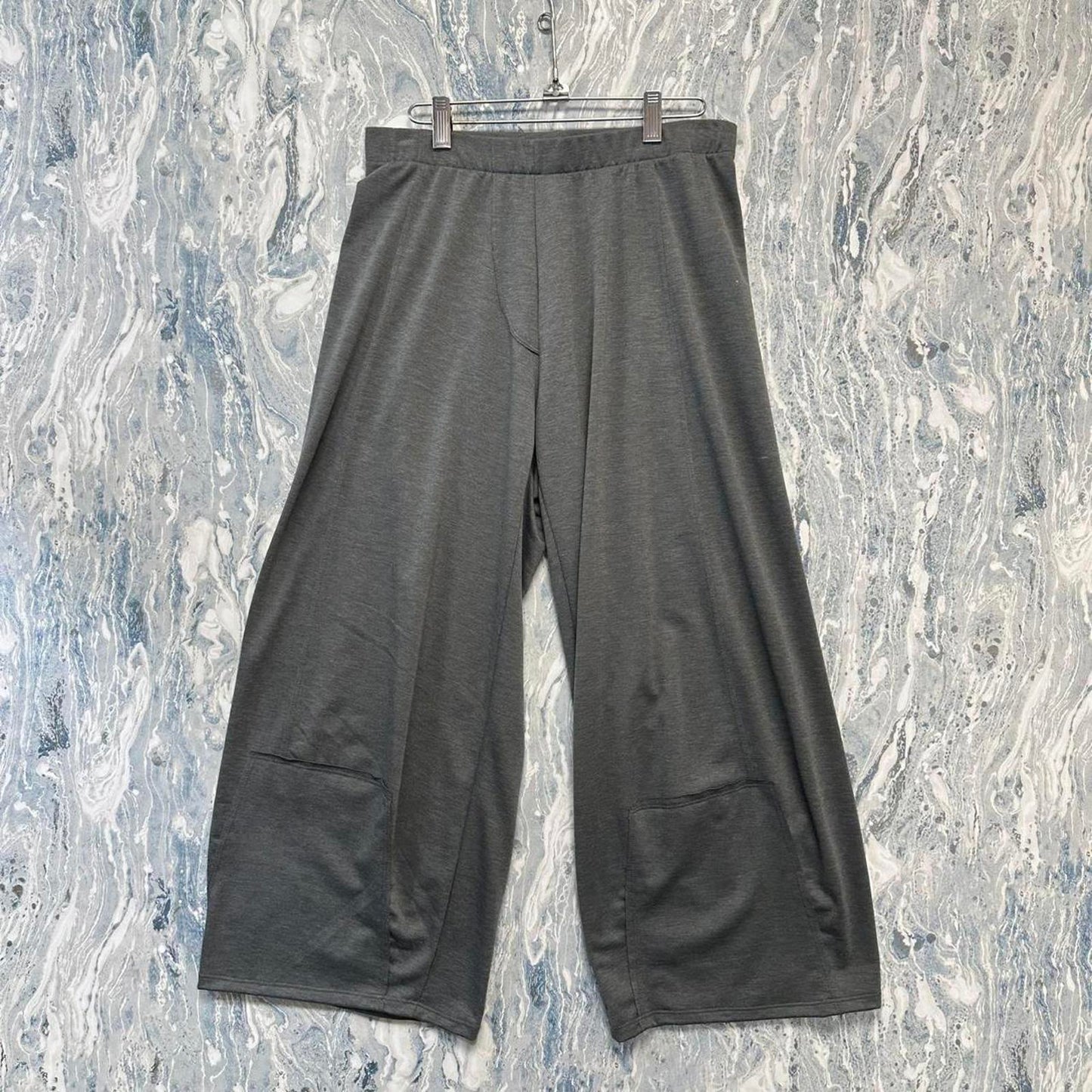 Minimalist grey comfy pants (2)