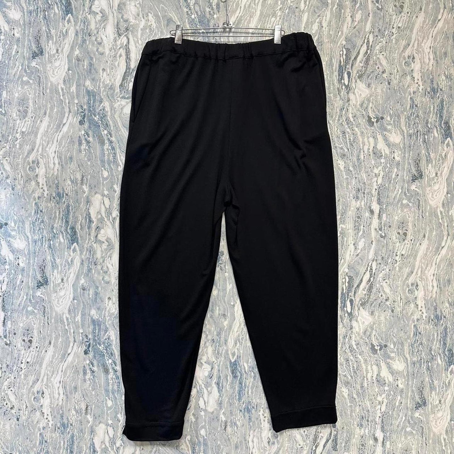 Minimalist basic black pants (2)