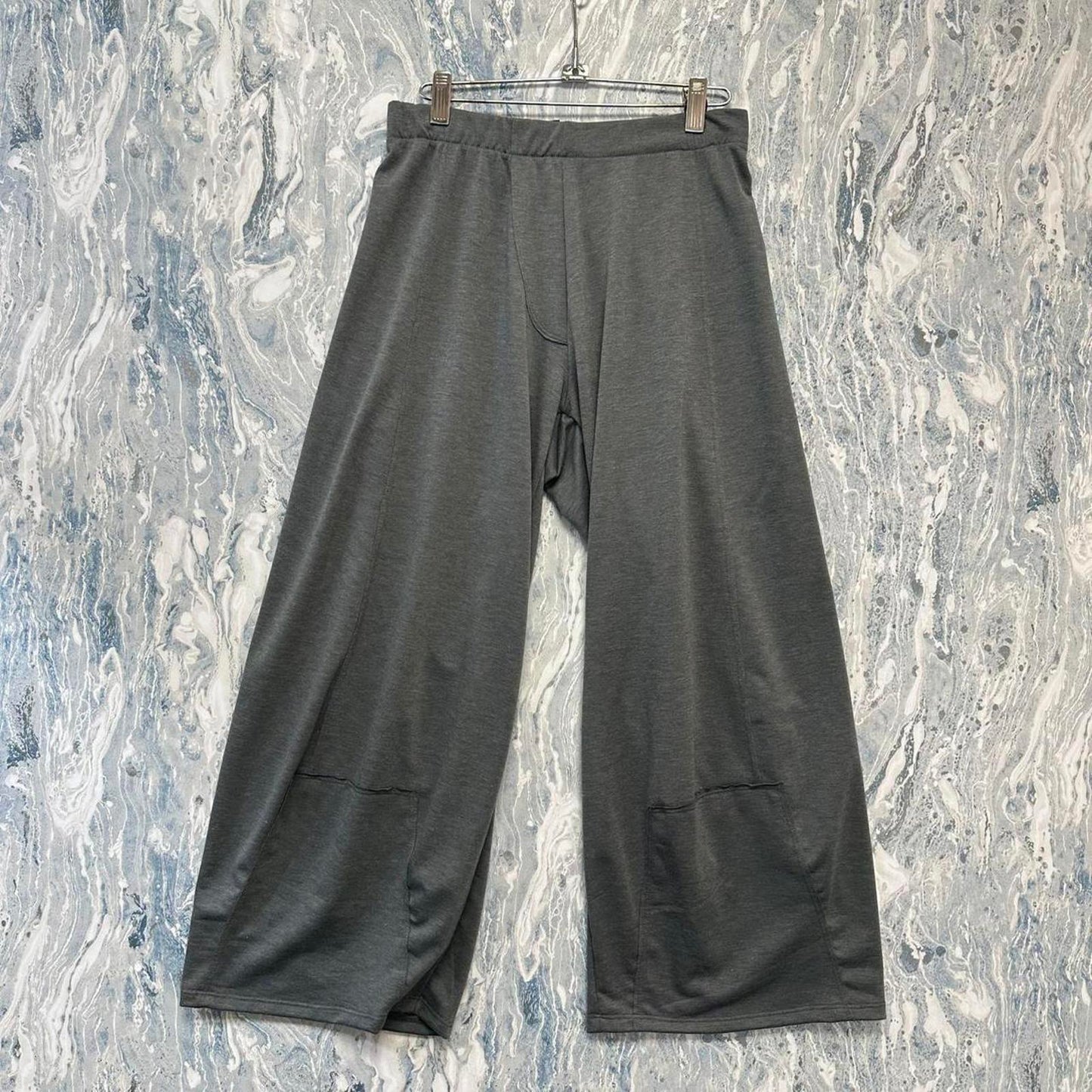 Minimalist grey comfy pants (1)