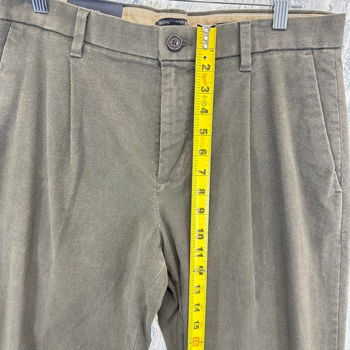Minimalist Banana Republic Green Khaki Trouser Pants (33)
