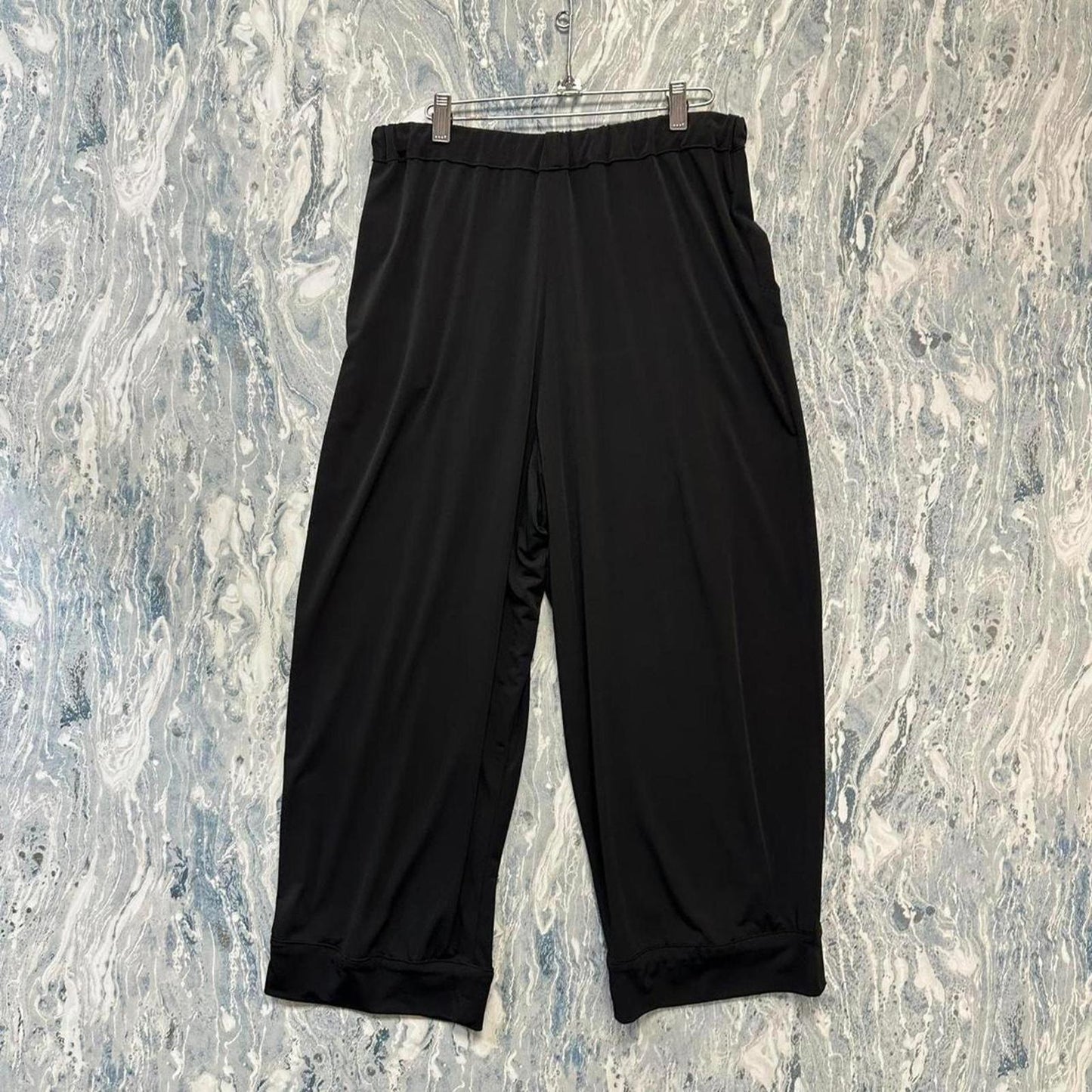 Minimalist black pleated boho pants (1)