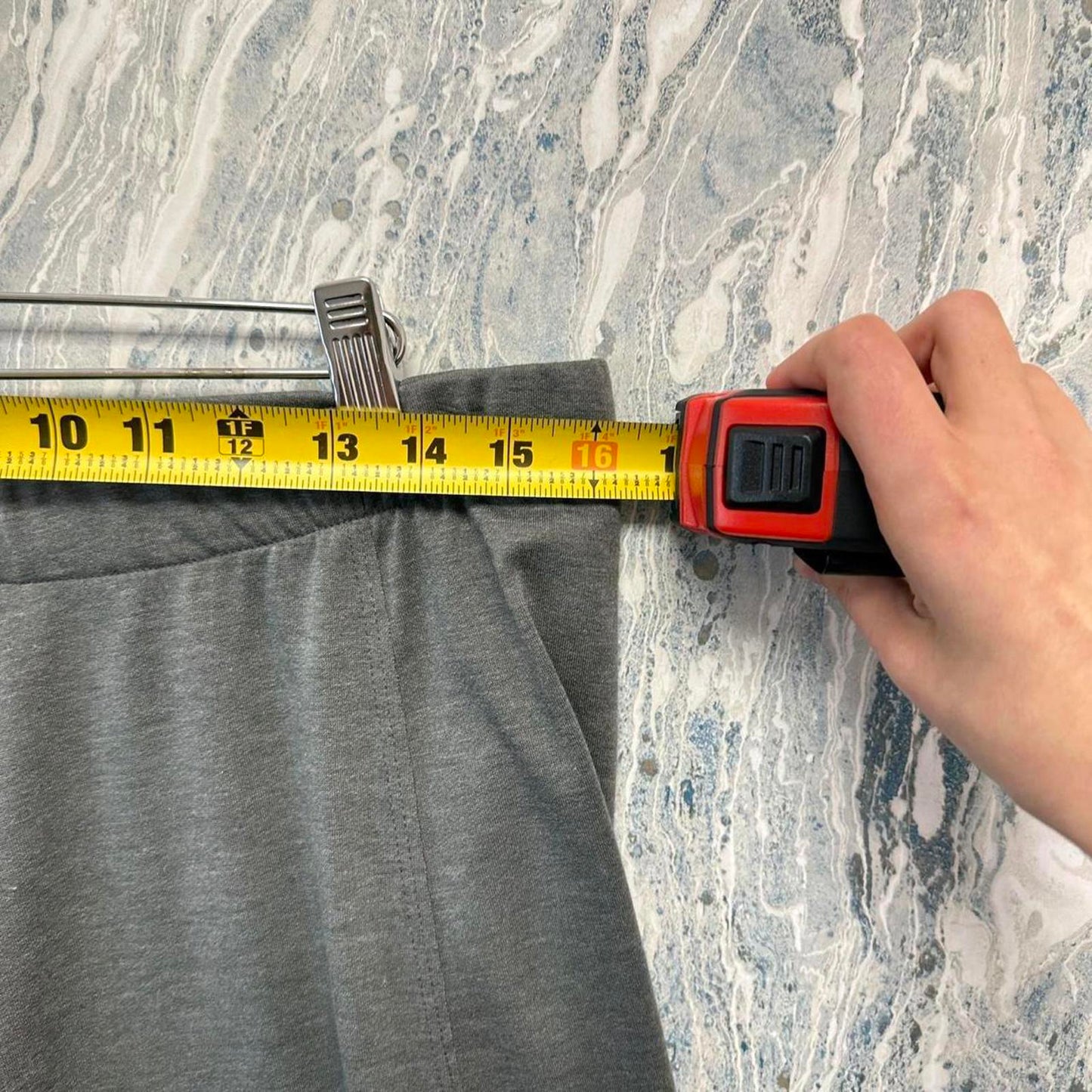 Minimalist grey comfy pants (3)