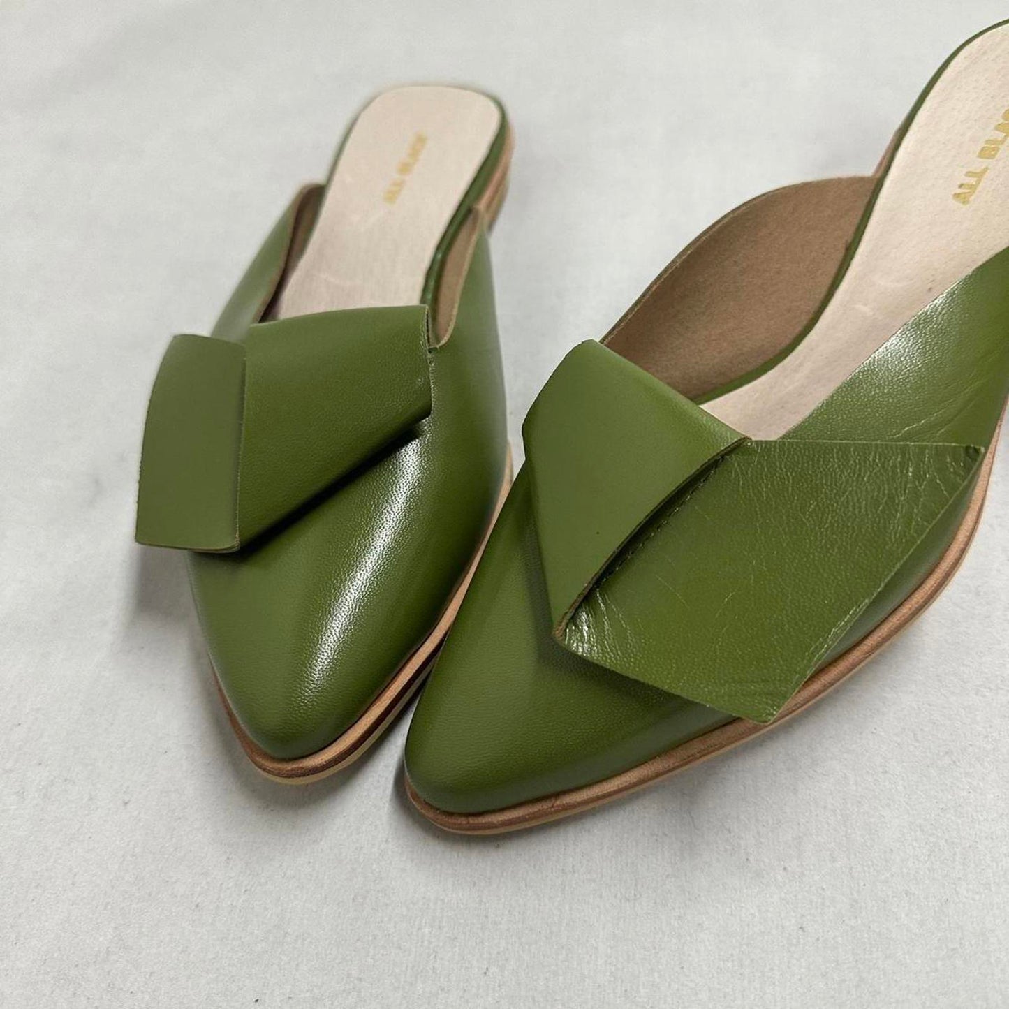 Contemporary Green Leather Slip-On Half Bow Mules (36)