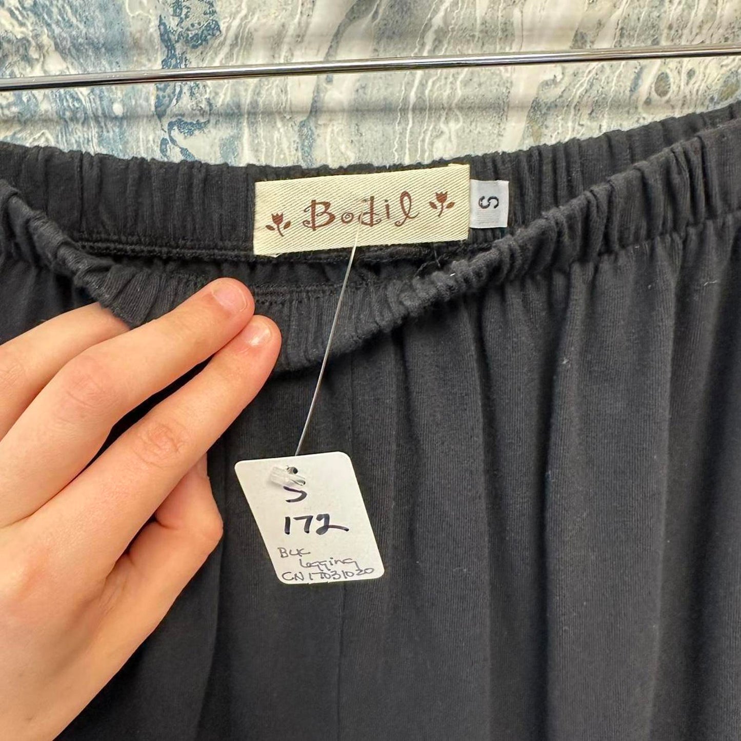 Basic black leggins with ruched ankles (S)