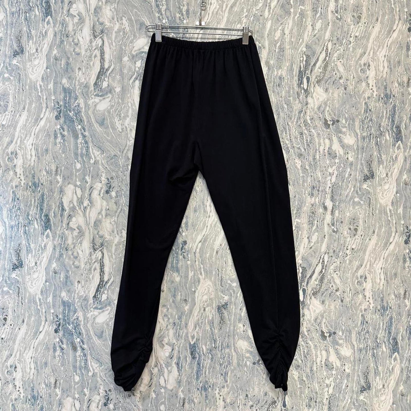 Basic black leggins with ruched ankles (S)