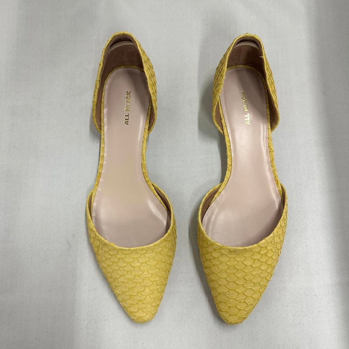 Designer Minimalist Yellow Fish Scale Flats (40)
