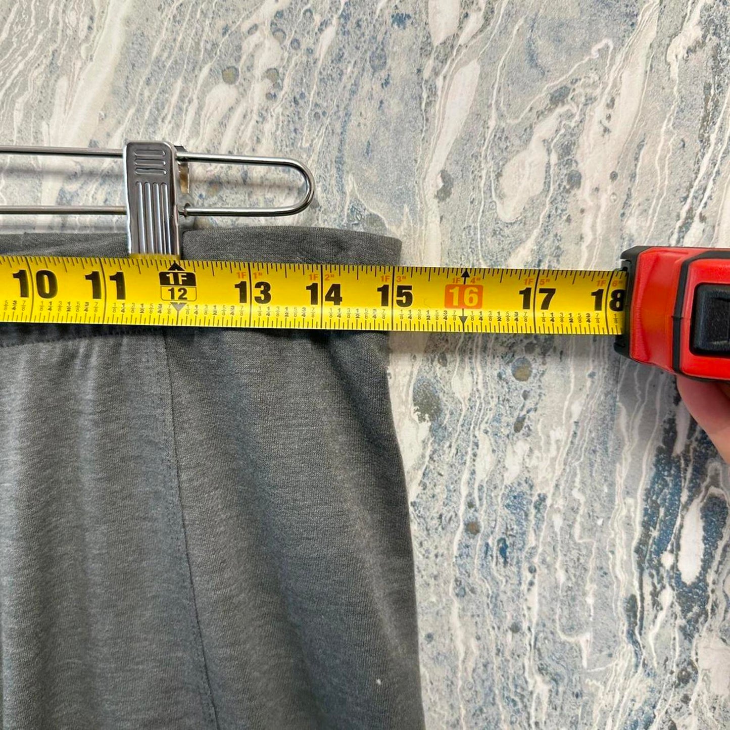 Minimalist grey comfy pants (2)