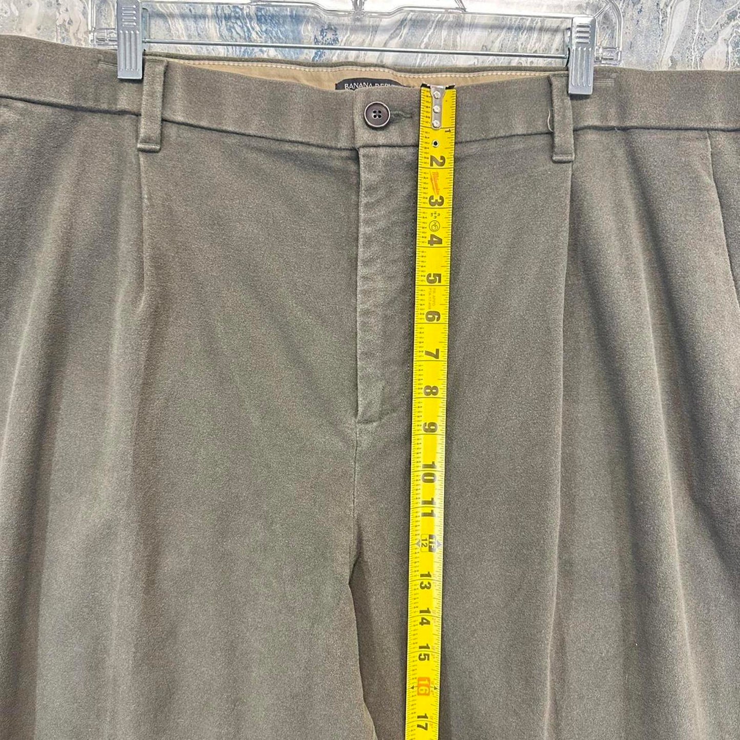 Minimalist Banana Republic Green Khaki Trouser Pants (42)