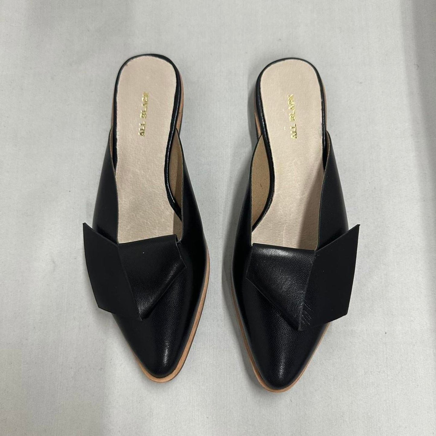 Contemporary Chic Black Leather Half Bow Mule Slides (5.5)