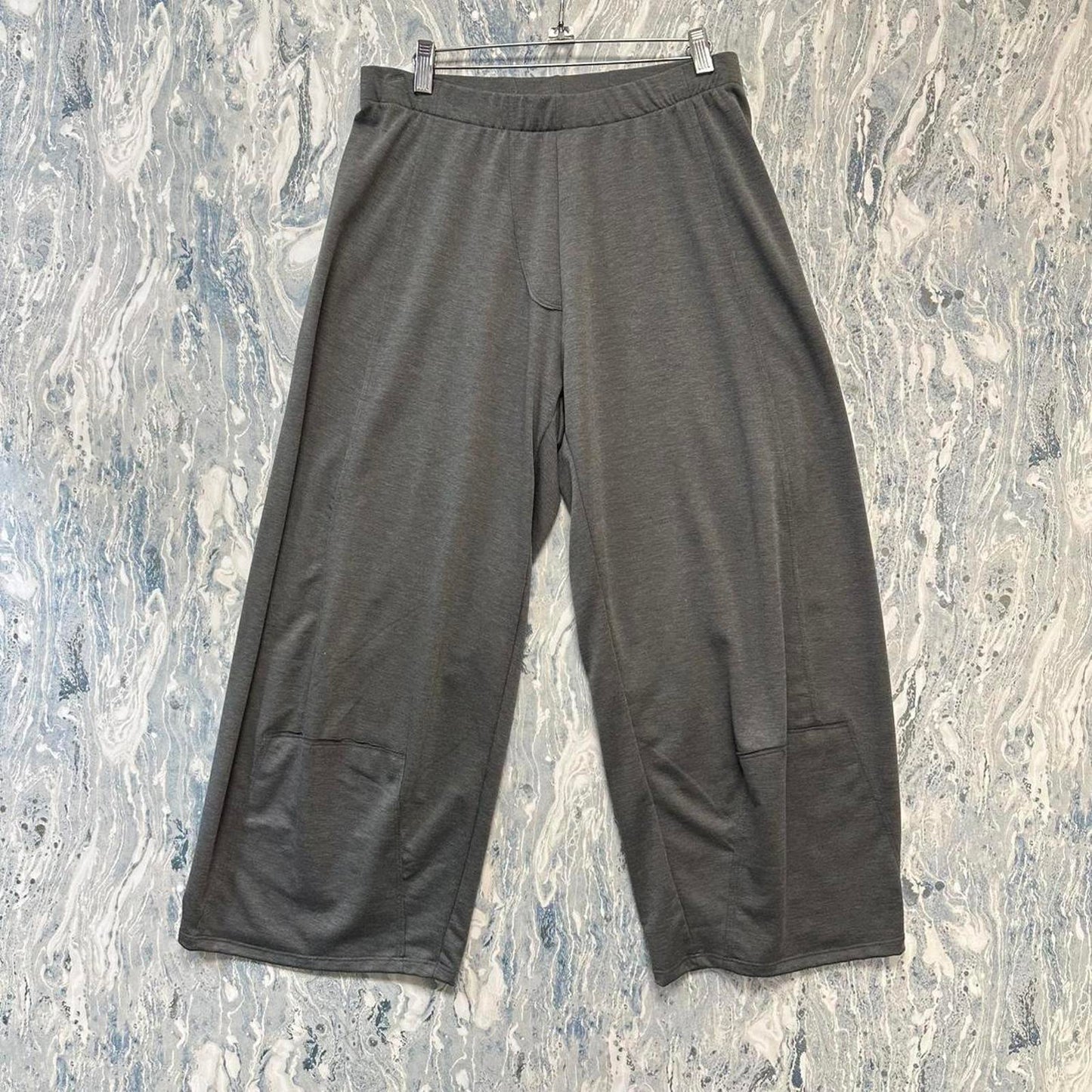 Minimalist grey comfy pants (3)