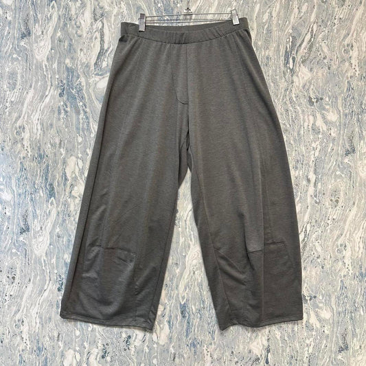 Minimalist grey comfy pants (3)