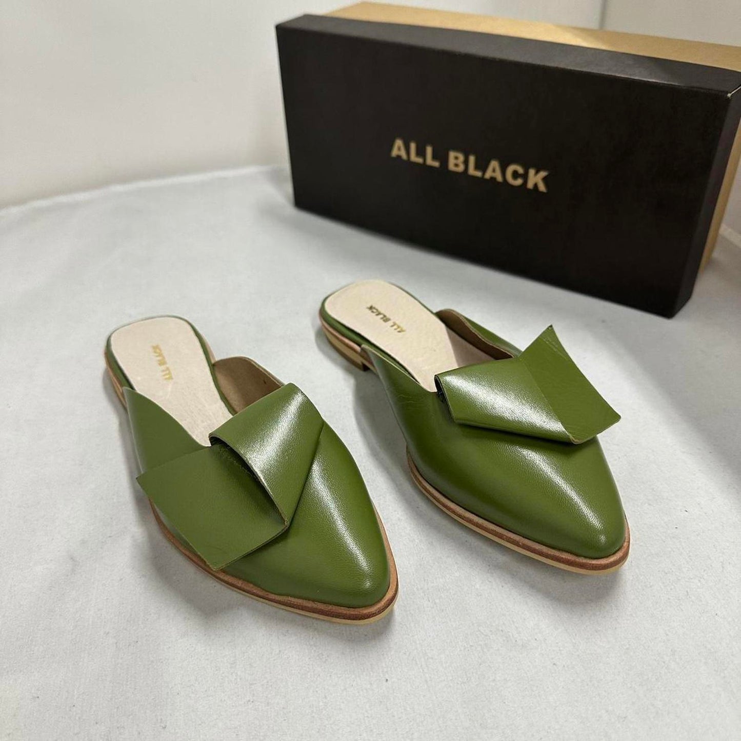 Contemporary Green Leather Slip-On Half Bow Mules (36)
