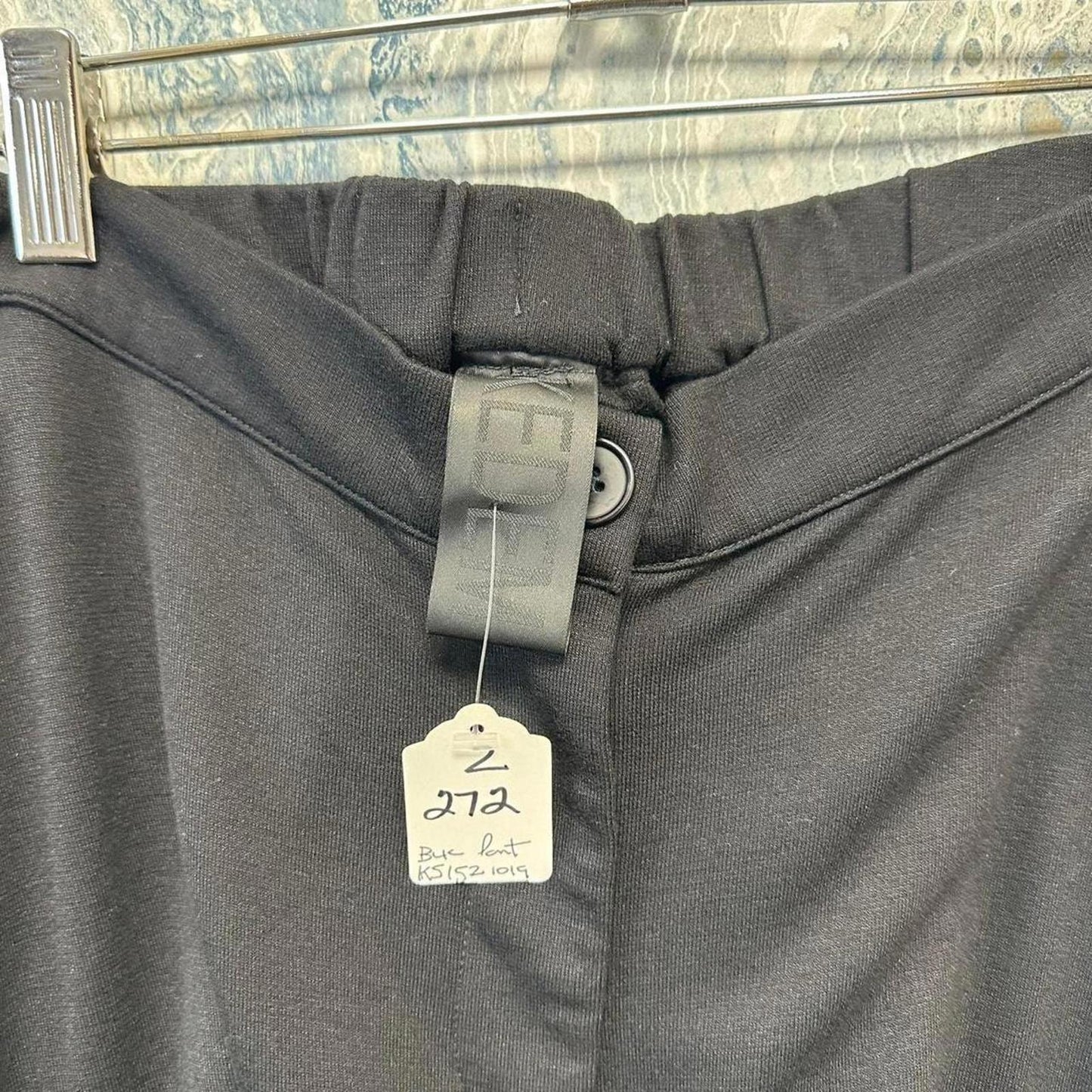 Minimalist basic black pants (2)