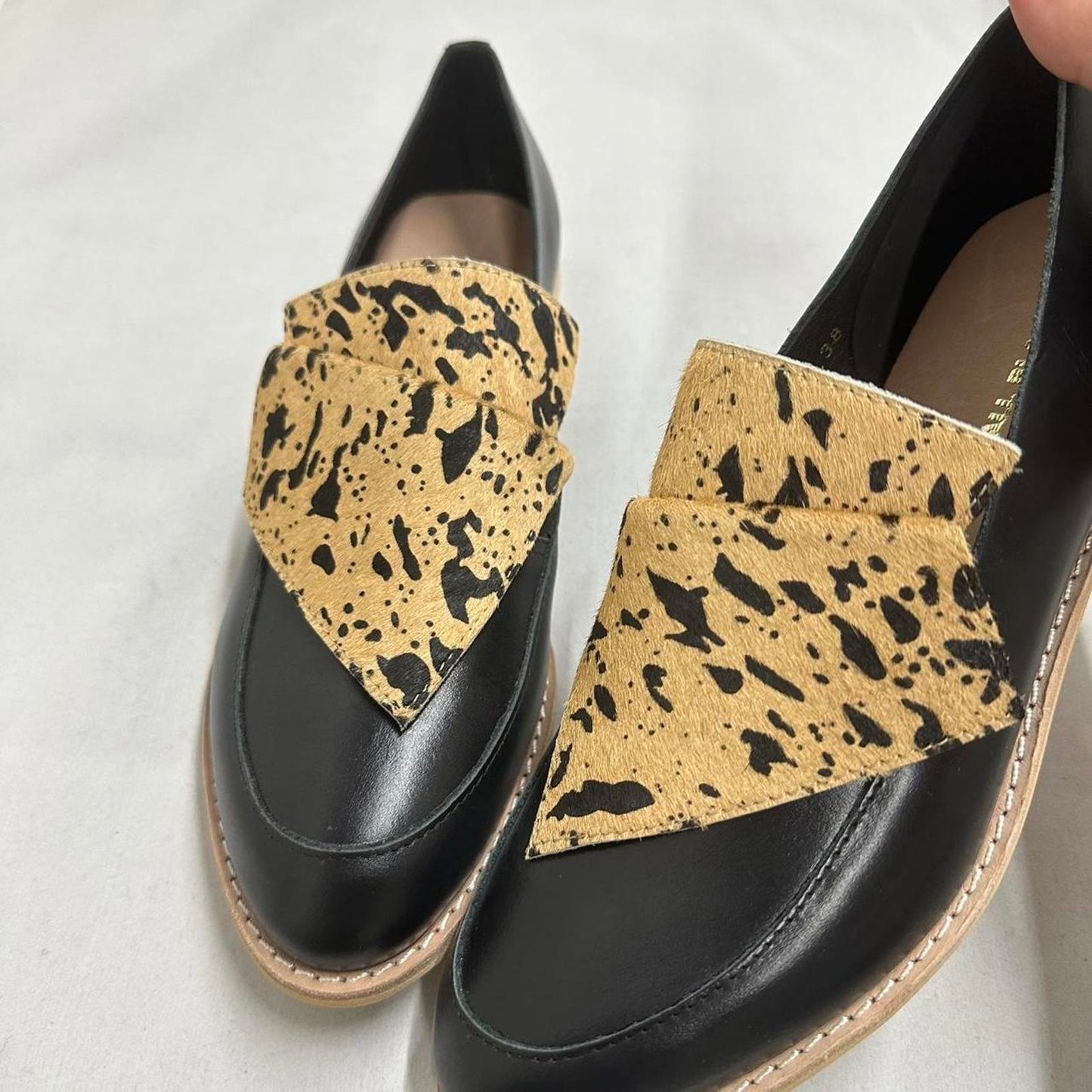 Chic Flatbow Cowman Black & Tan Loafers (38)
