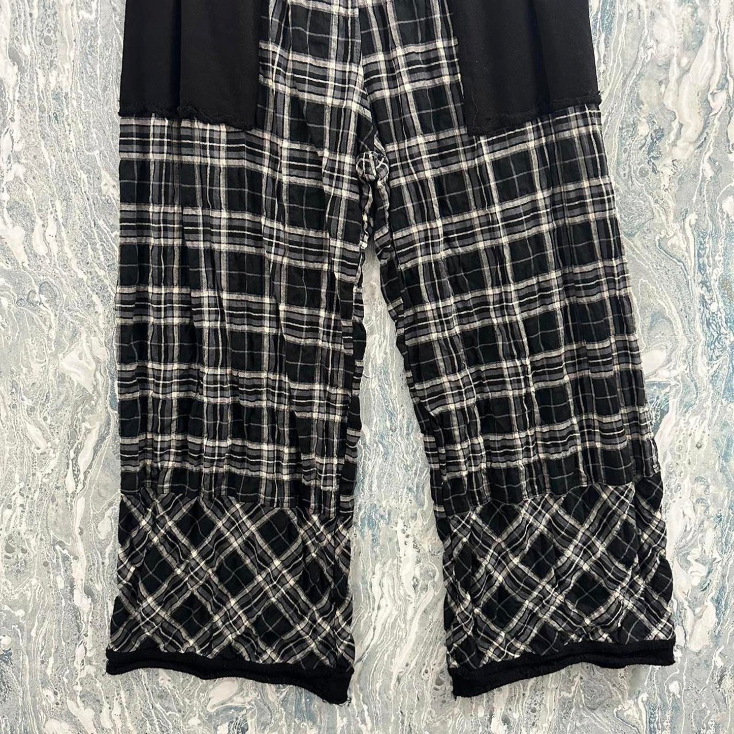 Indie black & white plaid checkered parachute pants (S)