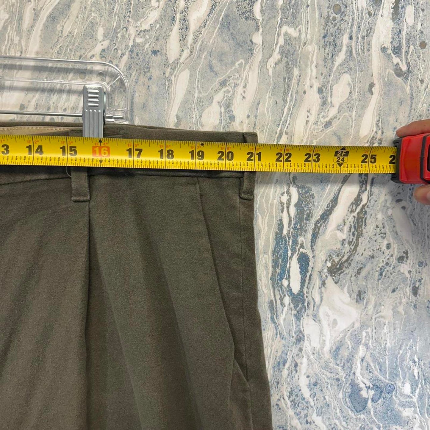 Minimalist Banana Republic Green Khaki Trouser Pants (42)