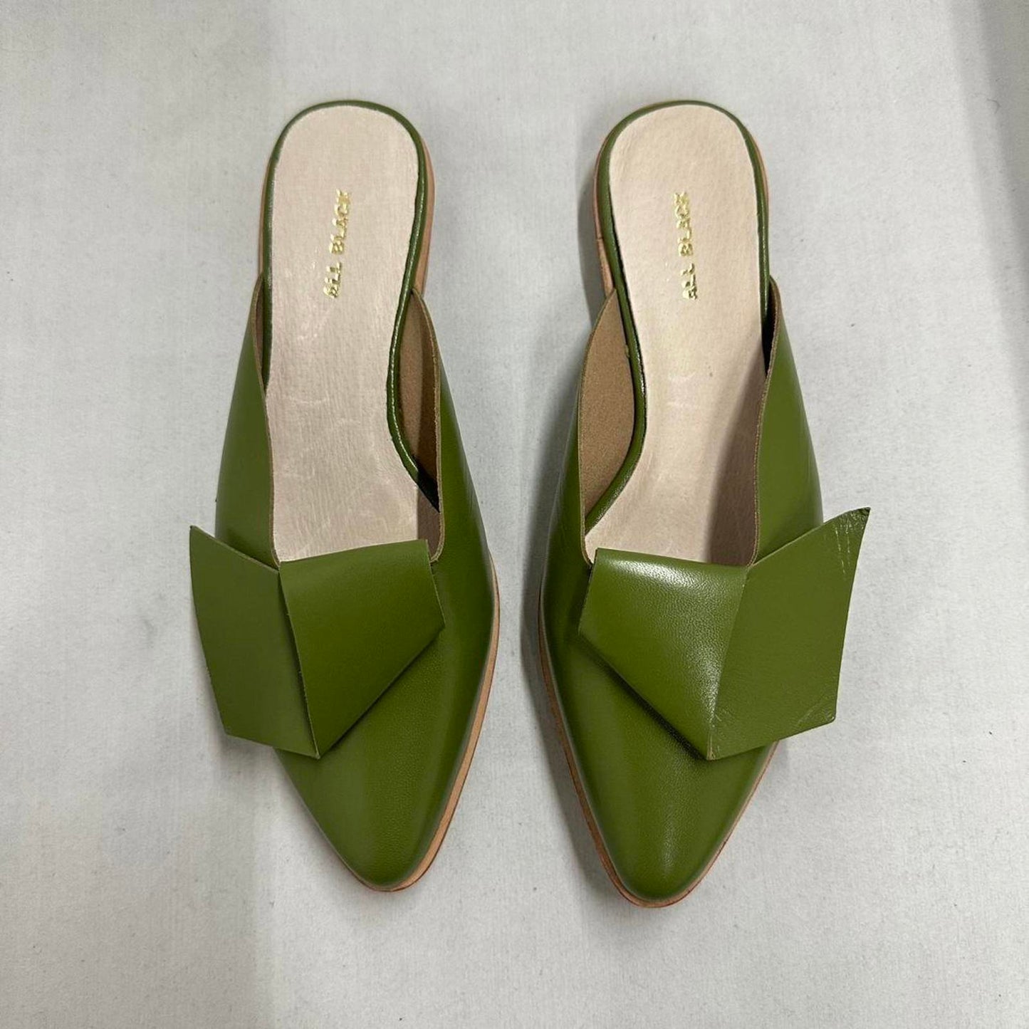 Contemporary Green Leather Slip-On Half Bow Mules (36)
