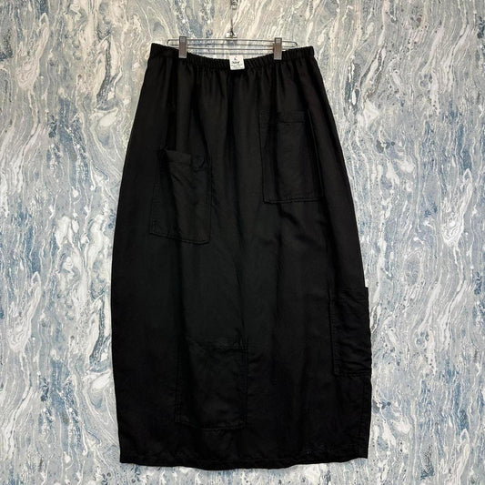 Minimalist Black Pocket Skirt (L)