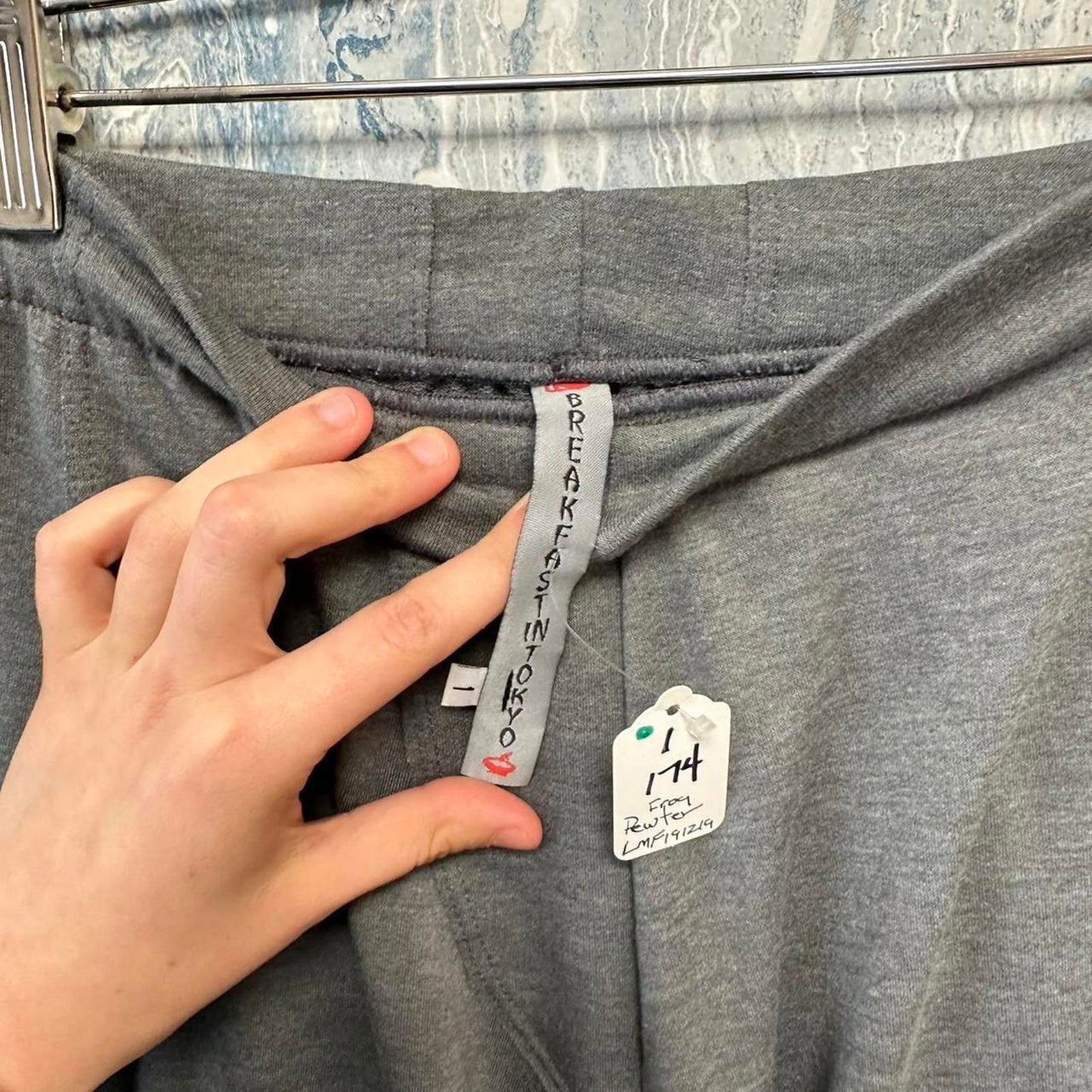 Minimalist grey comfy pants (1)