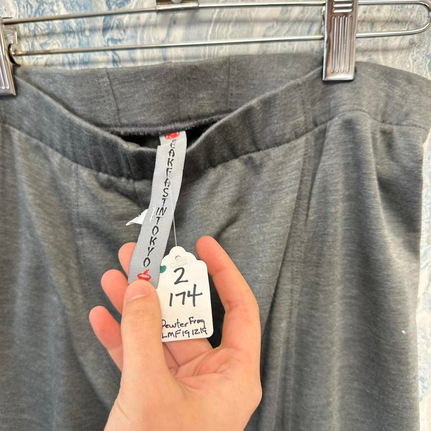 Minimalist grey comfy pants (2)