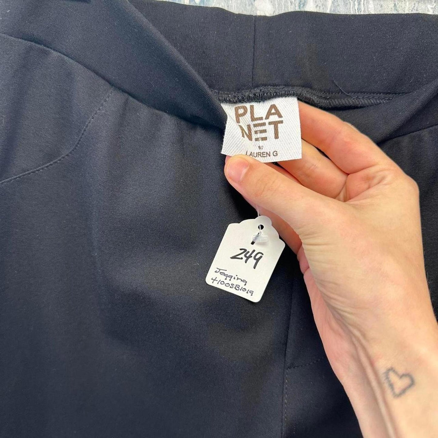 Minimalist basic black jegging pants (1)