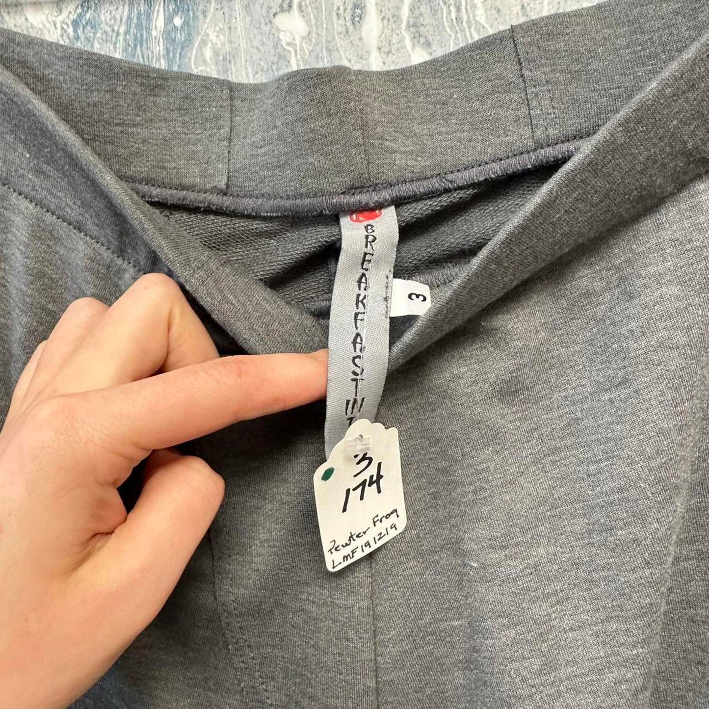 Minimalist grey comfy pants (3)